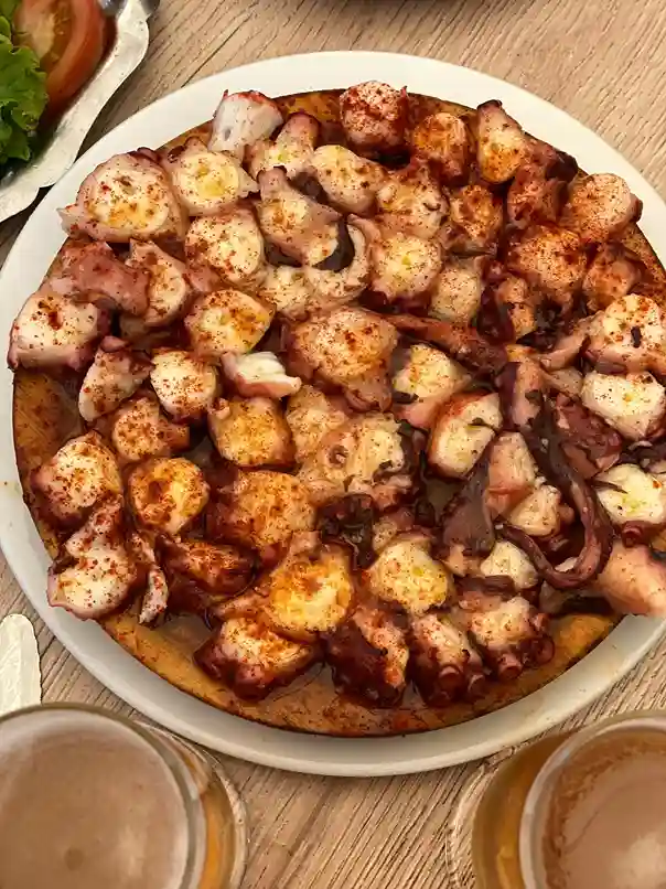Pulpo gallego cocido, cortado y aliñado al estilo á feira
