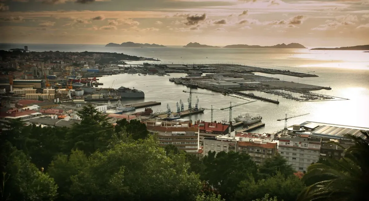Vista aérea de la ría de Vigo al atardecer con las Islas Cíes al fondo