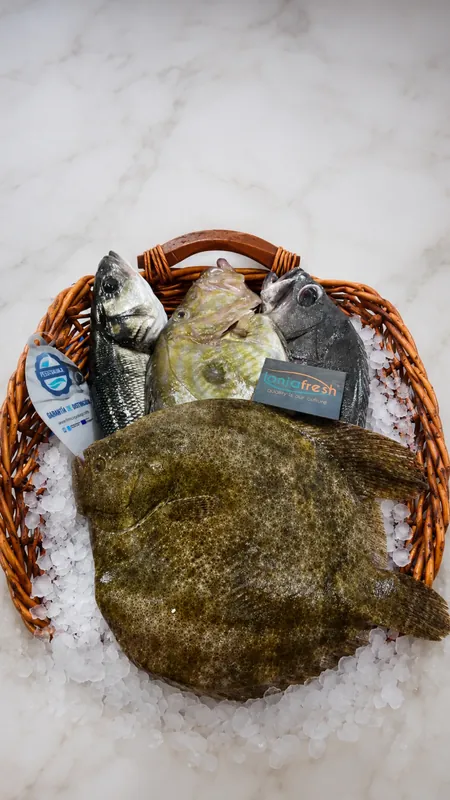 Cesta con pescado fresco seleccionado por Lonjafresh sobre hielo
