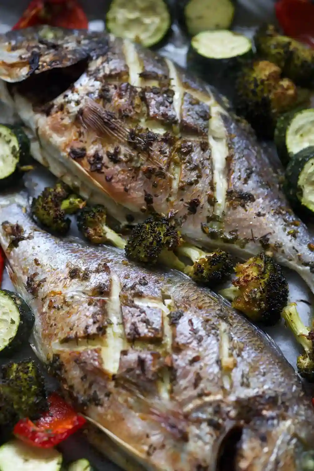 Pescado entero al horno con verduras asadas